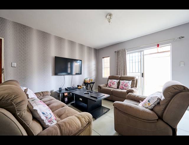 2 BEDROOM DUPLEX FOR SALE IN HALFWAY GARDENS